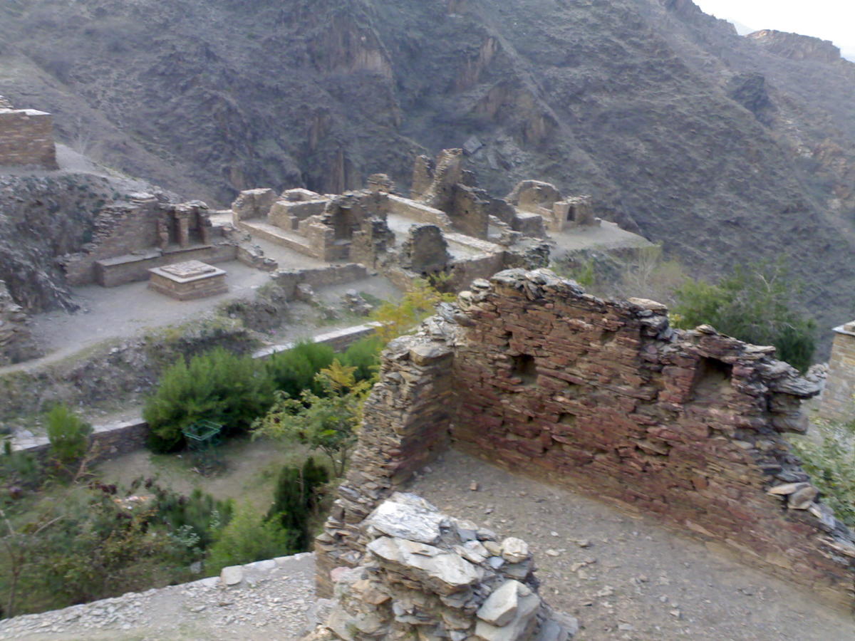 کھدائی کے دوران بدھ مت دور کی بے شمار چیزیں بھی ملیں جن میں زیادہ تر پشاور عجائب گھر میں محفوظ ہیں۔